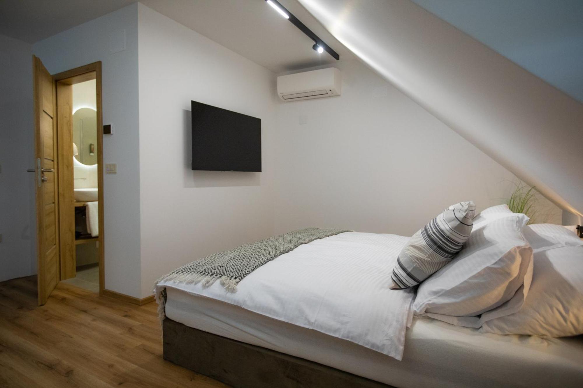 Hisa Trelc- Sobe Otel Komenda Dış mekan fotoğraf